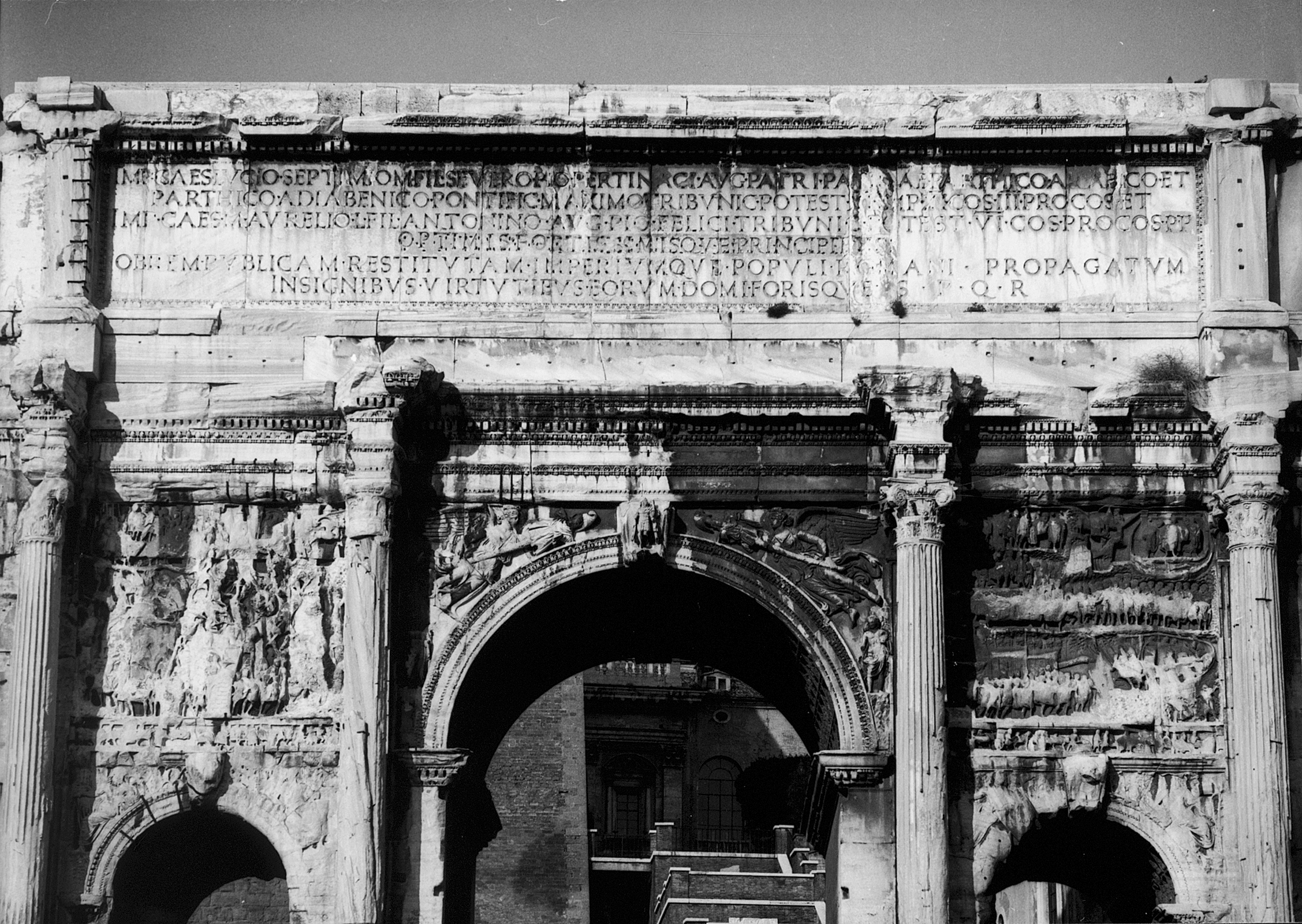 L’écriture publique  du pouvoir : l’exemple  du monde romain