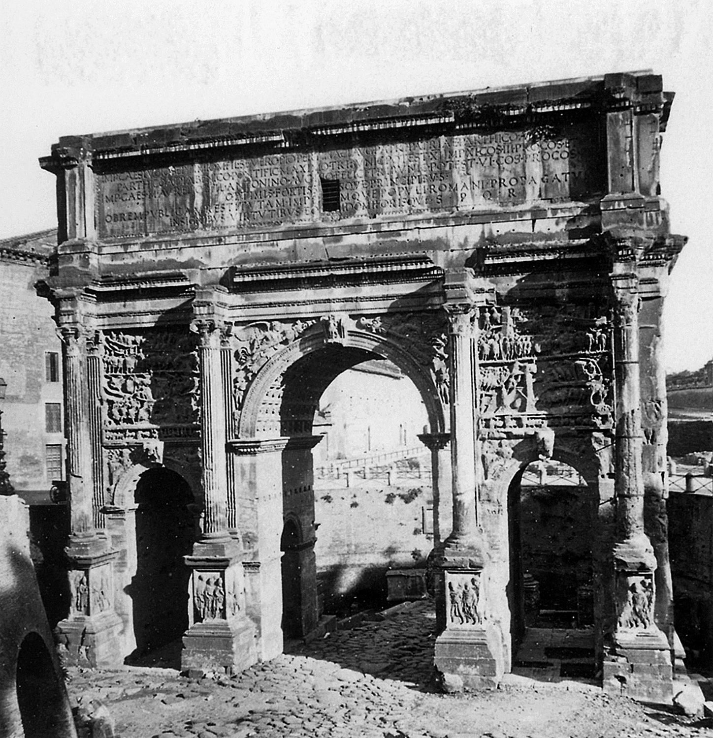 L’écriture publique  du pouvoir : l’exemple  du monde romain