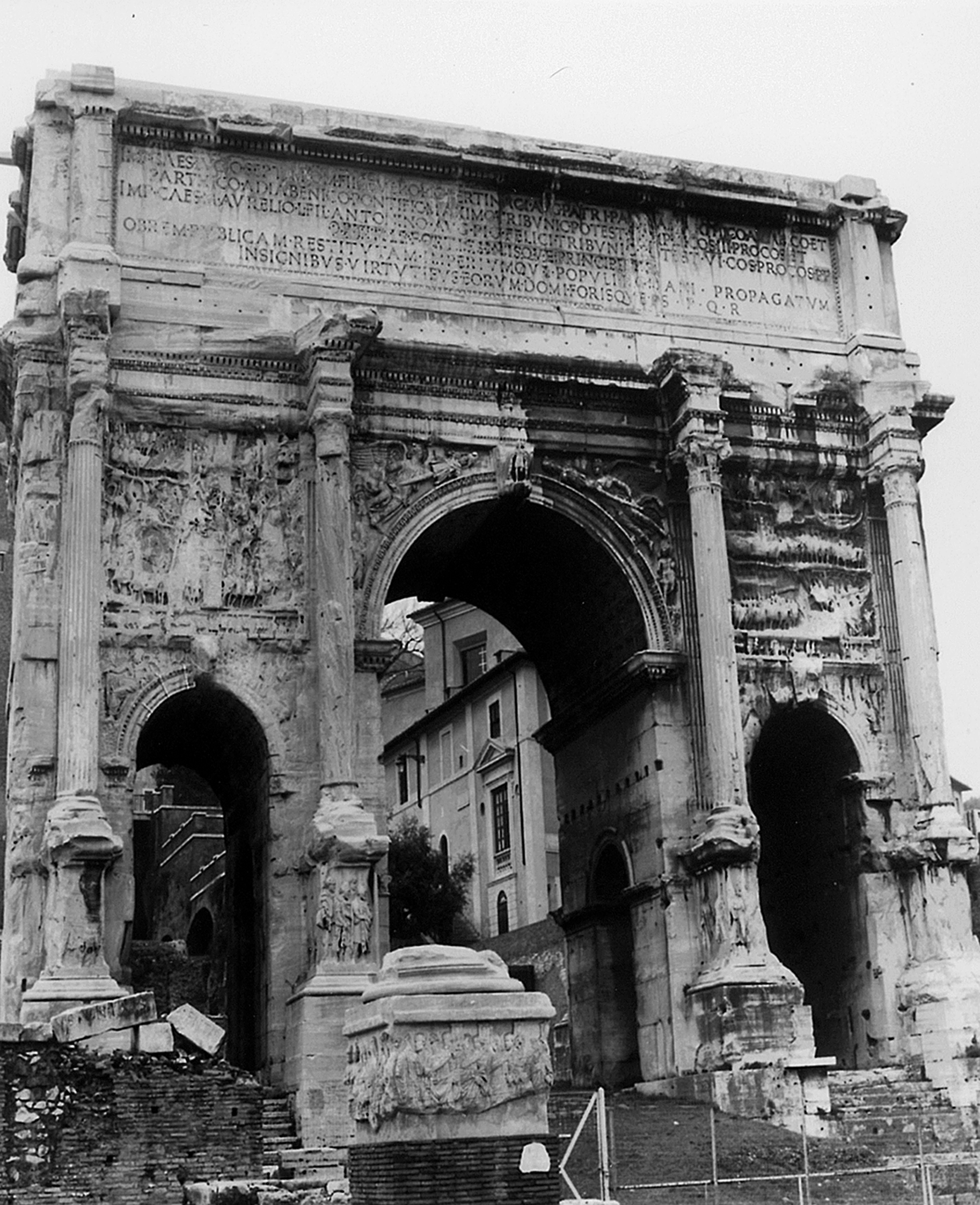 L’écriture publique  du pouvoir : l’exemple  du monde romain