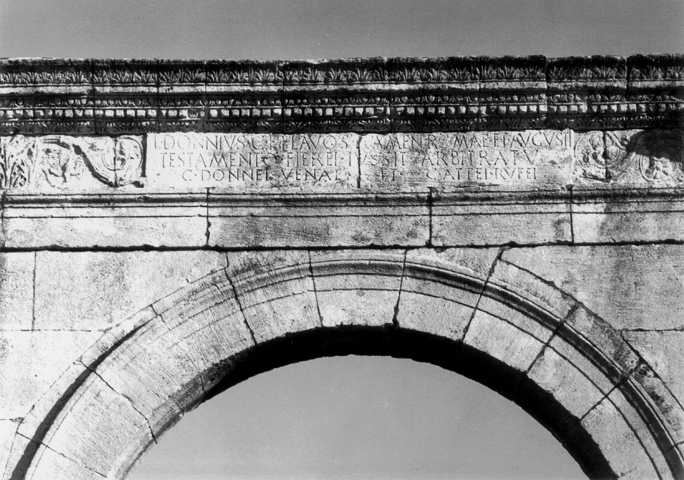 L’écriture publique  du pouvoir : l’exemple  du monde romain