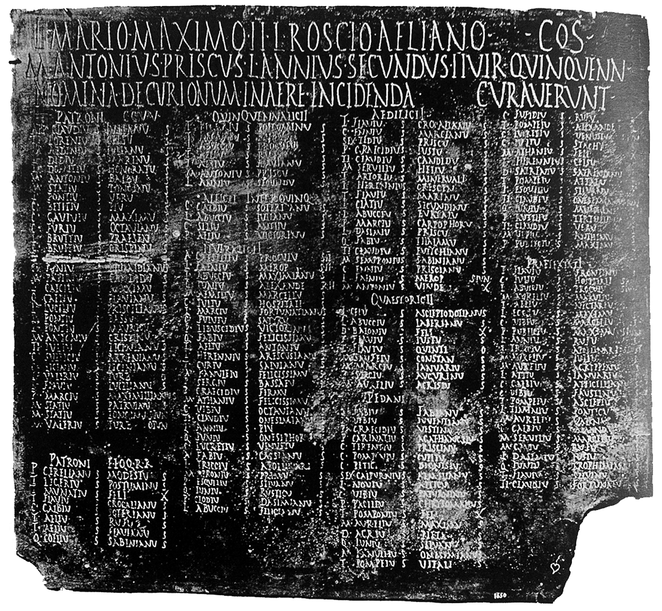 L’écriture publique  du pouvoir : l’exemple  du monde romain