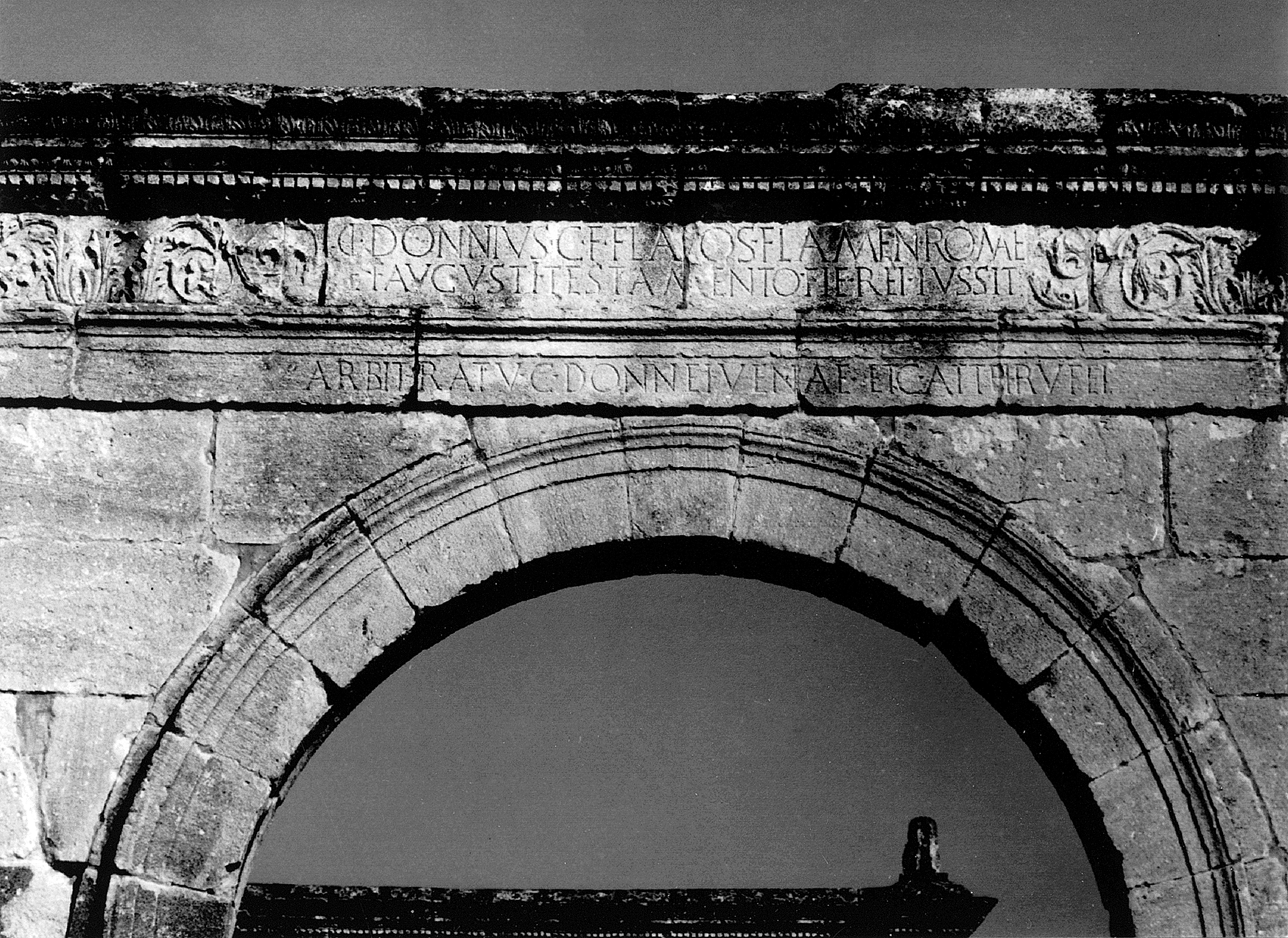 L’écriture publique  du pouvoir : l’exemple  du monde romain